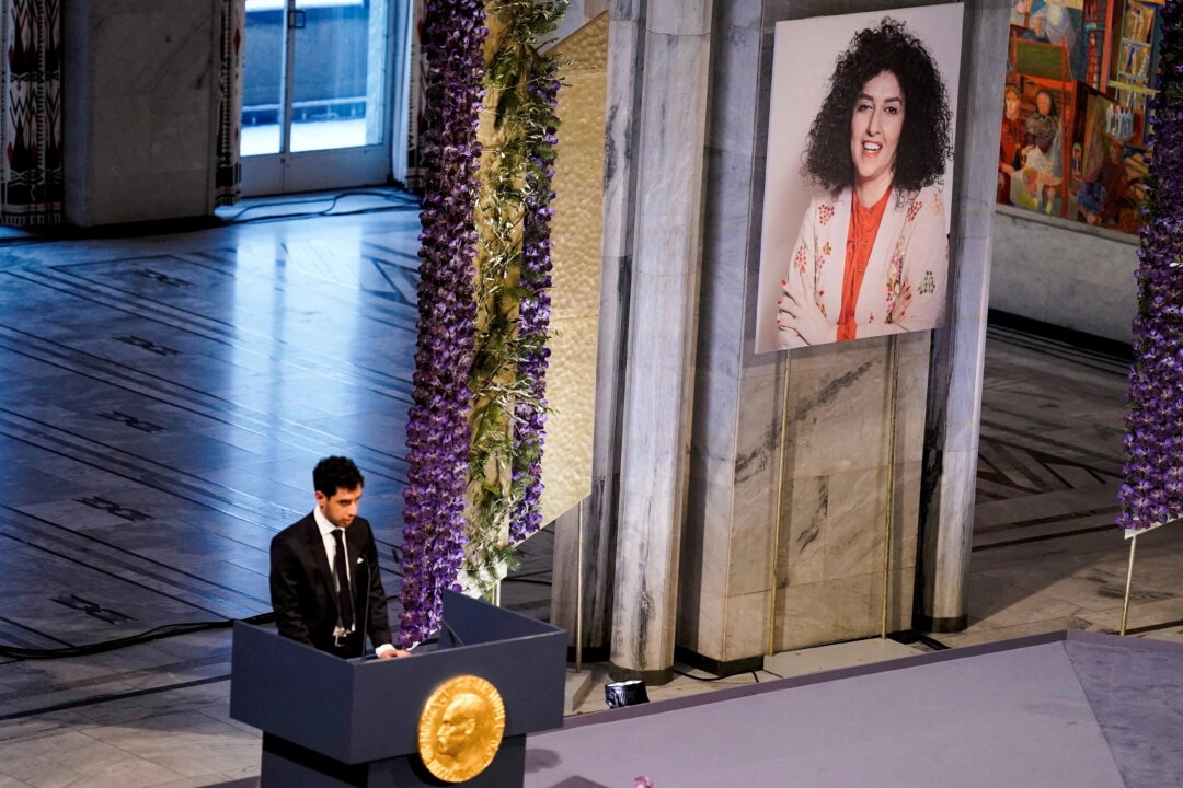 Ali Rahmani, 2023 Nobel Barış Ödülü'nü kazanan, hapis tutulan İranlı insan hakları aktivisti Narges Mohammadi'nin oğlu, 10 Aralık 2023'te Norveç'in Oslo Belediye Sarayı'nda ödülü annesi adına aldıktan sonra konuşma yaptı. (Fotoğraf: NTB/Fredrik Varfjell, Reuters aracılığıyla)