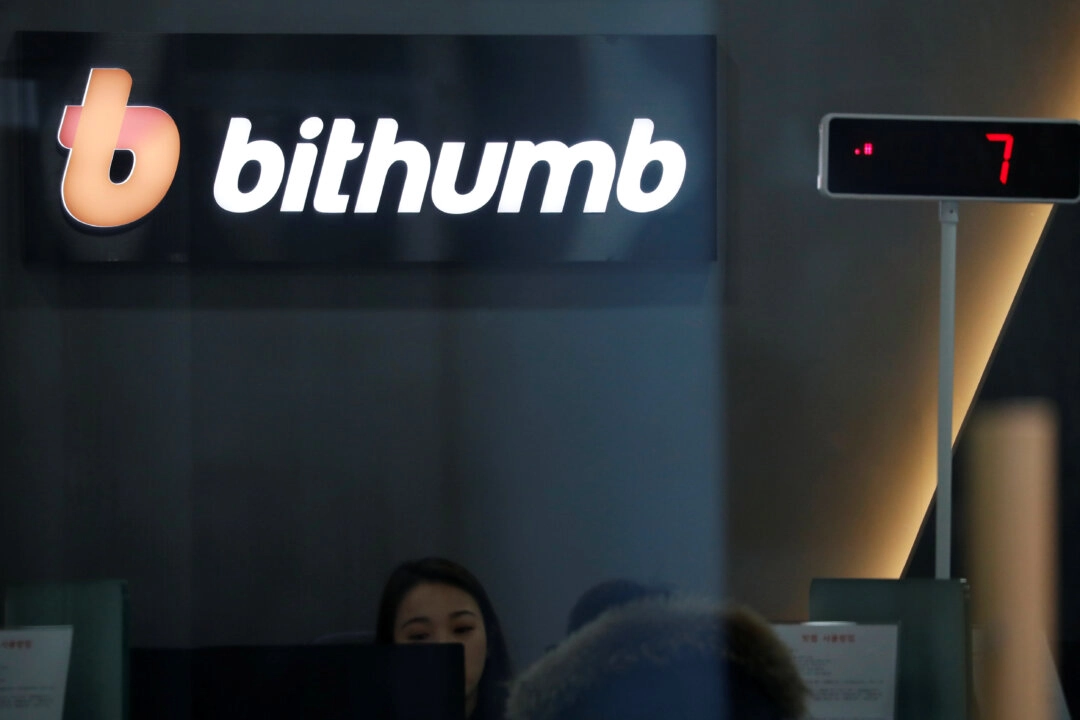 Güney Koreli Bithumb borsası, yanlışlıkla kullanıcılarına 44 milyar dolar değerinde Bitcoin dağıttı. 11 Ocak 2018'de Güney Kore'nin Seul kentinde kripto para borsası Bithumb logosu. (Fotoğraf: The Epoch Times aracılığıyla, Kim Hong-Ji, Reuters)