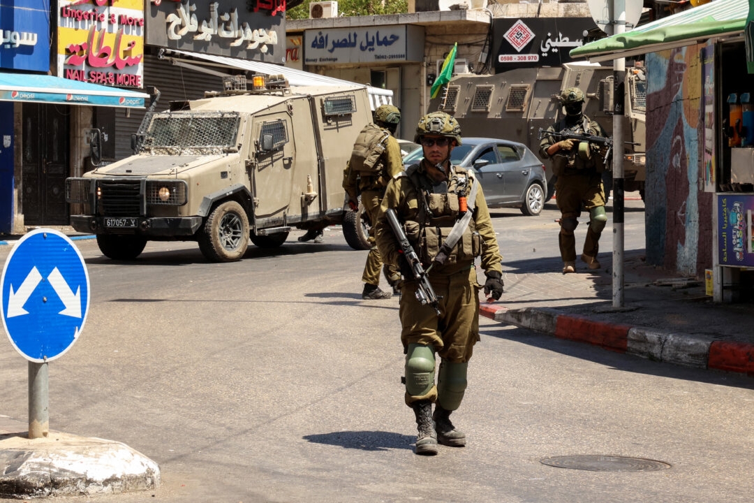 İsrail askerleri, 26 Ağustos 2025’te işgal altındaki Batı Şeria’da bulunan Ramallah kentinde bir baskın düzenledi. (Fotoğraf: Zain Jaafar / AFP / Getty Images)