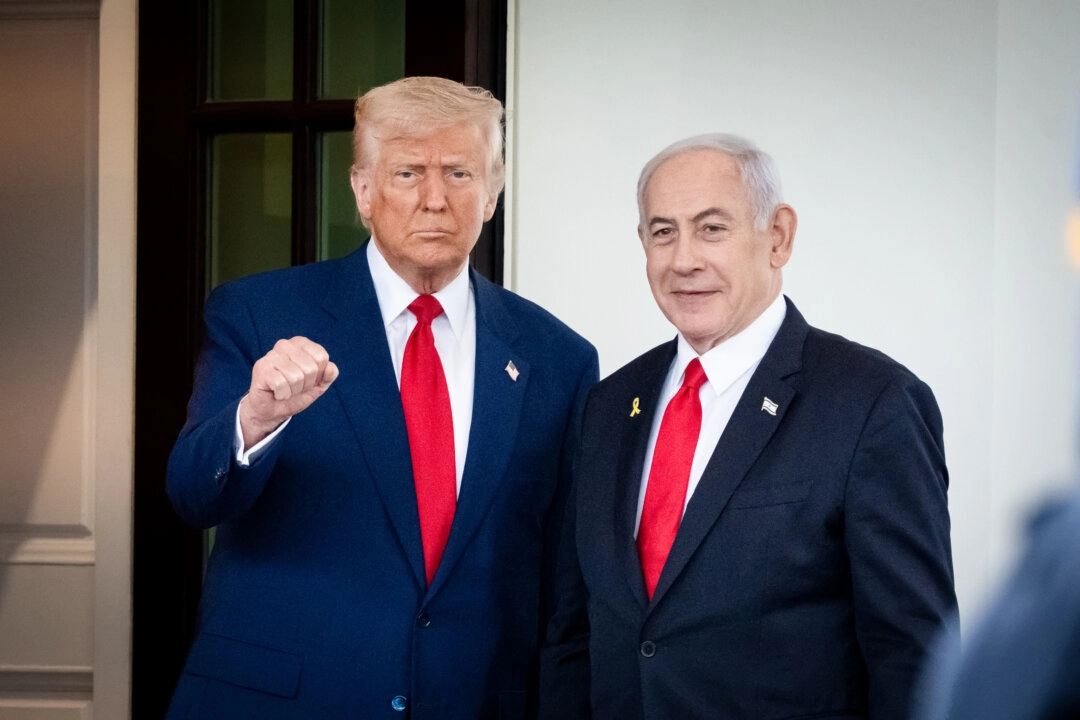 Trump ve Netanyahu, İran nükleer programı ve ABD-İran görüşmelerinin geleceğini Beyaz Saray’da ele alacak. ABD Başkanı Trump, 7 Nisan 2025’te Beyaz Saray’da İsrail Başbakanı Binyamin Netanyahu’yu karşılarken. (Fotoğraf: Madalina Vasiliu, The Epoch Times)