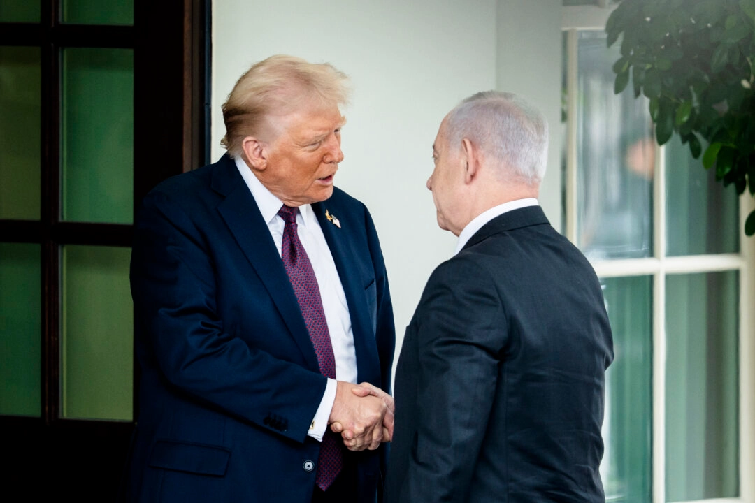 Trump ve Netanyahu, Beyaz Saray'da bir araya gelerek İran ile yapılan müzakereler ve bölgedeki güvenlik meselelerini görüştü. ABD Başkanı Donald Trump, İsrail Başbakanı Binyamin Netanyahu'yu karşılarken. 29 Eylül 2025, Beyaz Saray. (Fotoğraf: Madalina Kilroy, The Epoch Times)