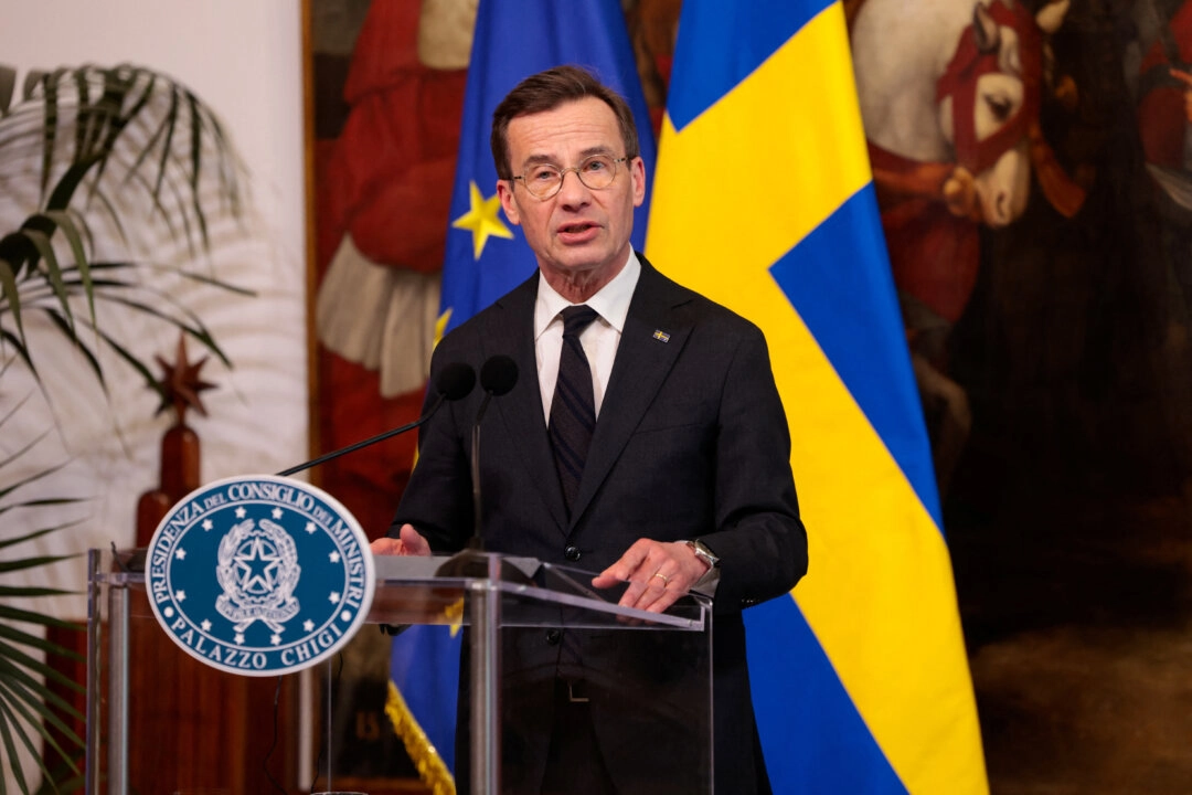 İsveç Başbakanı Ulf Kristersson, 26 Şubat 2025'te İtalya'nın Roma şehrinde düzenlediği basın toplantısında konuşurken. (Fotoğraf: The Epoch Times aracılığıyla, Remo Casilli, Reuters)