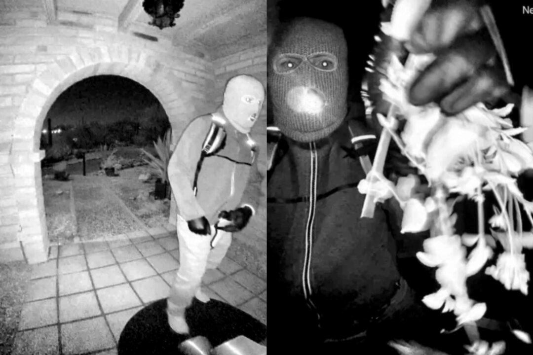 FBI, kaybolan Nancy Guthrie davasında, şüpheliye dair yeni bilgiler paylaştı ve ödülü 100.000 dolara yükseltti. Nancy Guthrie'nin Tucson, Arizona yakınlarındaki evinin önünde maskeli kişinin görüntüleri. (Fotoğraf: The Epoch Times aracılığıyla, FBI)