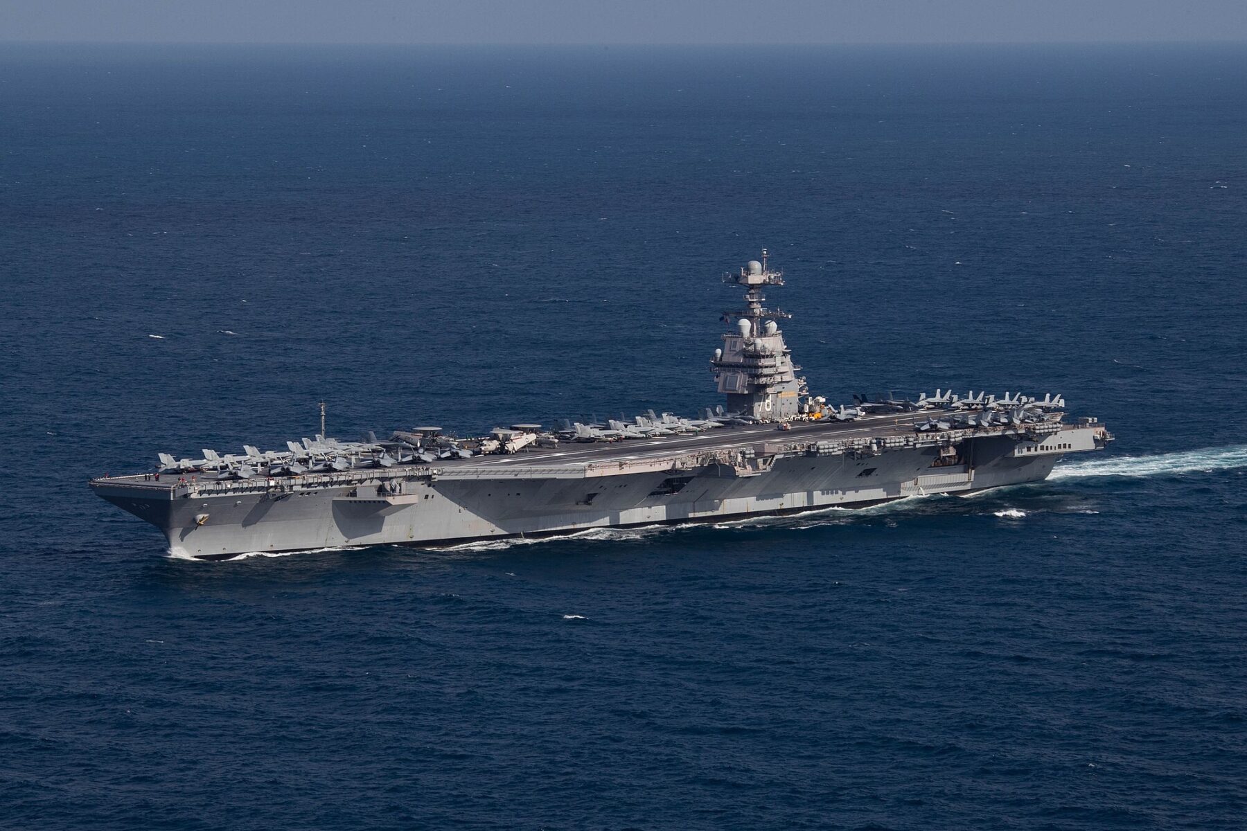 ABD, Orta Doğu'ya USS Abraham Lincoln'un ardından ikinci bir uçak gemisi gönderecek. USS Gerald R. Ford (CVN-78), 9 Ekim 2022'de Atlas Okyanusu'nda yol alırken. (Fotoğraf: Wikimedia)