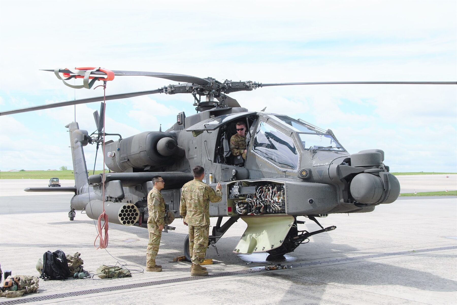 ABD ordusu askerleri, Almanya’daki Katterbach Kara Havacılık Üssü’nde bir AH-64 Apache helikopterine bakım yaparken. 18 Haziran 2020. (Fotoğraf: Wikimedia)
