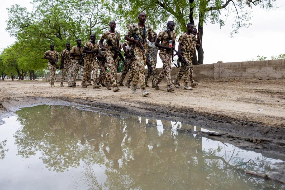Nijeryalı askerler, 5 Temmuz 2025'te Nijerya'nın Monguno bölgesindeki MNJTF askeri üssünde koşuyor. (Fotoğraf: Joris Bolomey/AFP/Getty Images aracılığıyla)