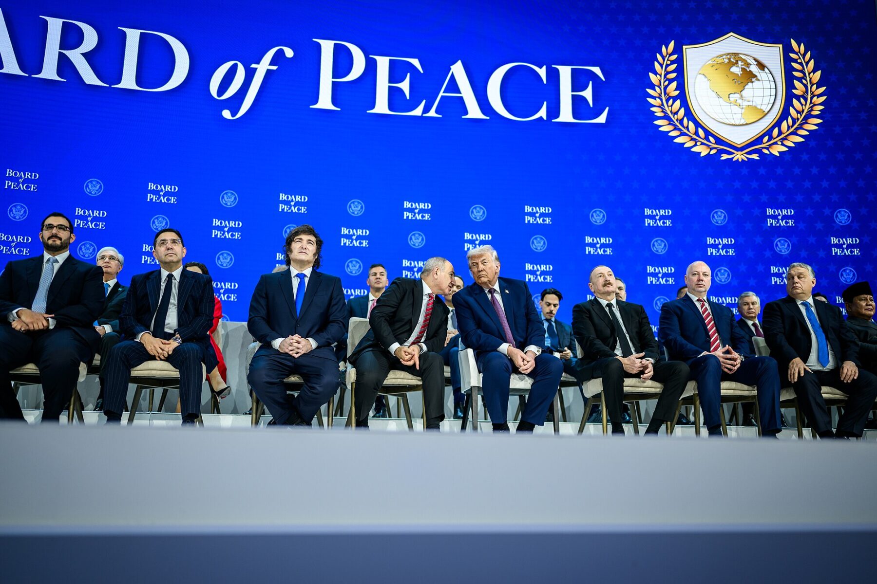Başkan Donald Trump, 22 Ocak 2026 Perşembe günü, İsviçre'nin Davos kentindeki Davos Kongre Merkezi'nde düzenlenen Dünya Ekonomik Forumu sırasında, Barış Kurulu Bildirgesi'nin Açıklanması ve İmzalanması törenine katılıyor. (Resmi Beyaz Saray Fotoğrafı, Daniel Torok/Wikimedia)
