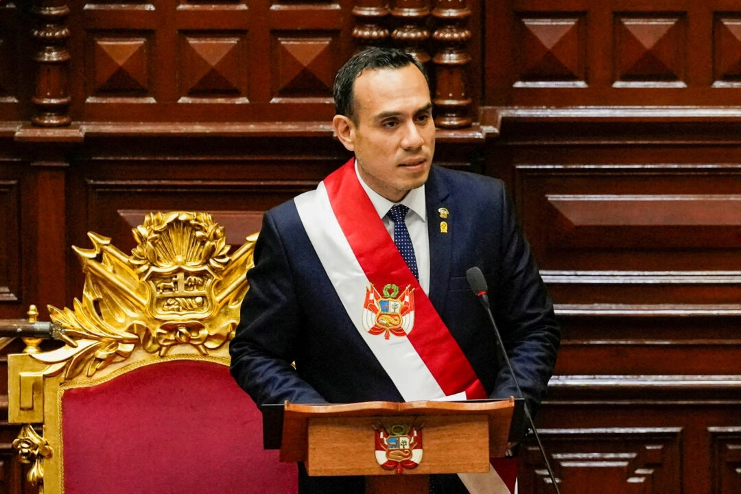 Peru Cumhurbaşkanı José Jerí, sadece dört ay süren başkanlık görevini gizli bir toplantı skandalı nedeniyle kaybetti. Jerí, Kongre'nin eski Cumhurbaşkanı Dina Boluarte'yi görevden almasının ardından yemin töreninde. 10 Ekim 2025, Lima, Peru. (Fotoğraf: The Epoch Times aracılığıyla, Angela Ponce, Reuters)