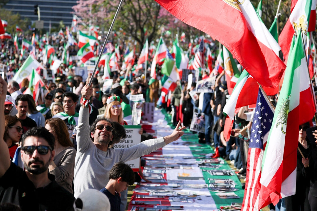 Göstericiler, 14 Şubat 2026’da Los Angeles’ta İran’daki protesto hareketiyle dayanışma amacıyla bir araya geldi. (Fotoğraf: Patrick T. Fallon/AFP/Getty Images)