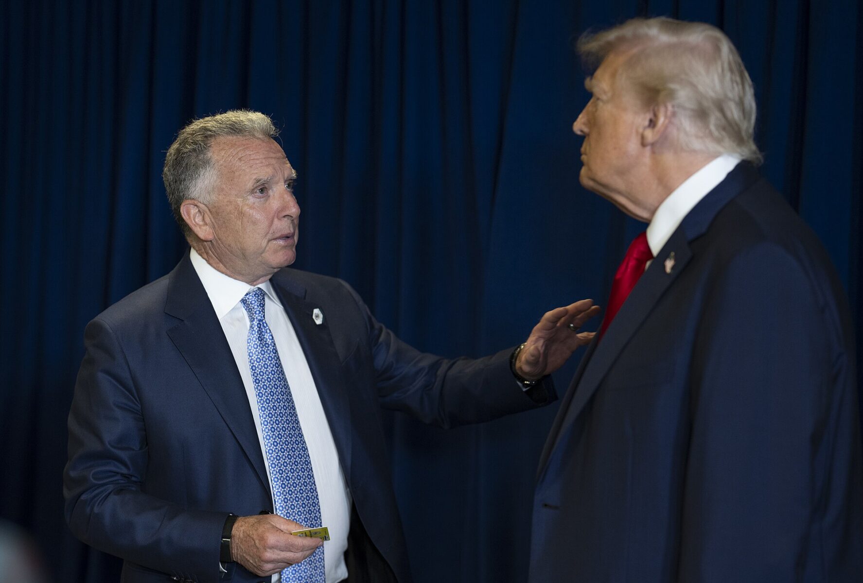Trump yönetimi, İran’dan nükleer müzakerelerde sıfır uranyum zenginleştirme talep ediyor, bölgedeki askeri baskı artıyor. ABD Başkanı Donald Trump, 80. Birleşmiş Milletler Genel Kurulu oturumu sırasında Steve Witkoff ile konuşurken. 23 Eylül 2025, Birleşmiş Milletler Genel Merkezi, New York. (The Epoch Times aracılığıyla, Resmî Beyaz Saray Fotoğrafı, Daniel Torok)