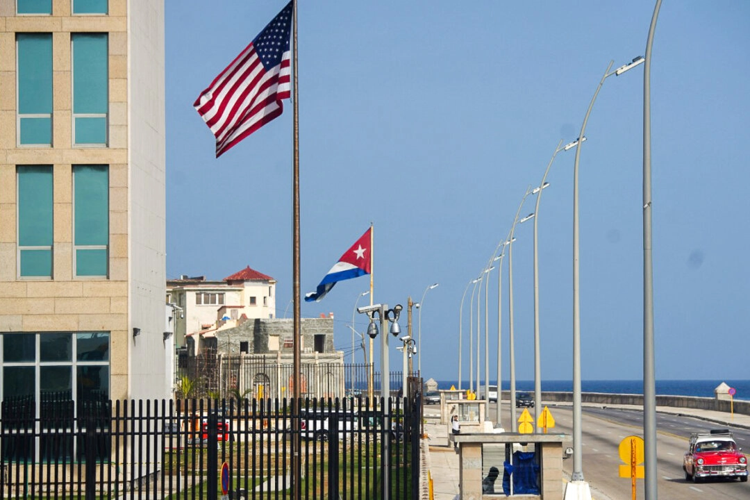 Küba’nın Havana kentindeki ABD Büyükelçiliği önünden 15 Haziran 2022’de klasik bir otomobil geçiyor. (Fotoğraf: Alexandre Meneghini/Reuters)