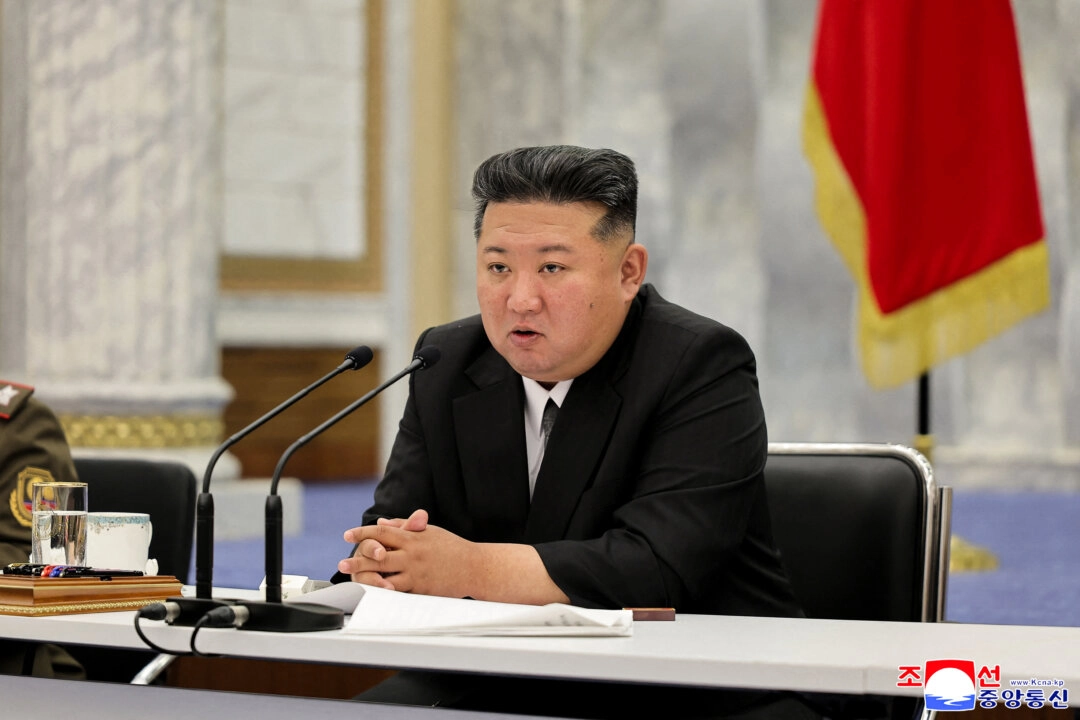 Kuzey Kore leaderi Kim Jong Un 30 Mayıs 2025'te, orduyu güçlendirmeye yönelik bir parti toplantısına başkanlık ediyor. (Fotoğraf: The Epoch Times aracılığıyla, KCNA - Reuters)