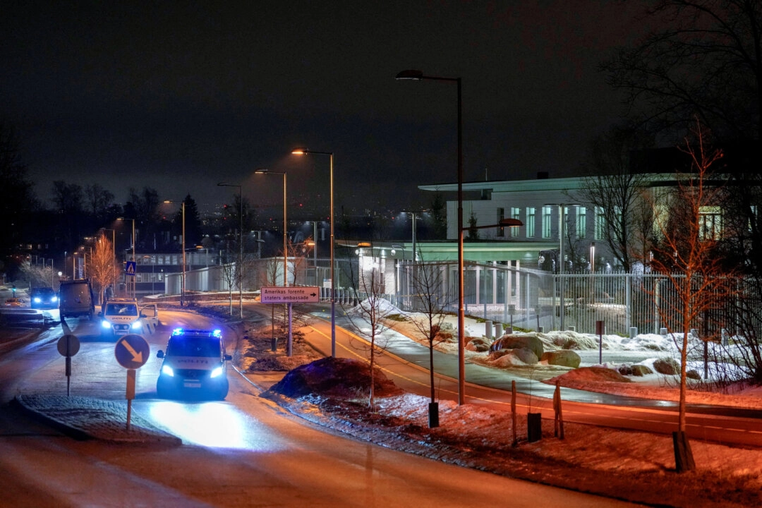 8 Mart 2026’da Norveç’te Oslo ABD Büyükelçiliği yerleşkesinde güçlü bir patlama sesi duyulmasının ardından büyükelçilik dışında polis araçları. (Fotoğraf: The Epoch Times aracılığıyla, Javad Parsa, NTB, Reuters)