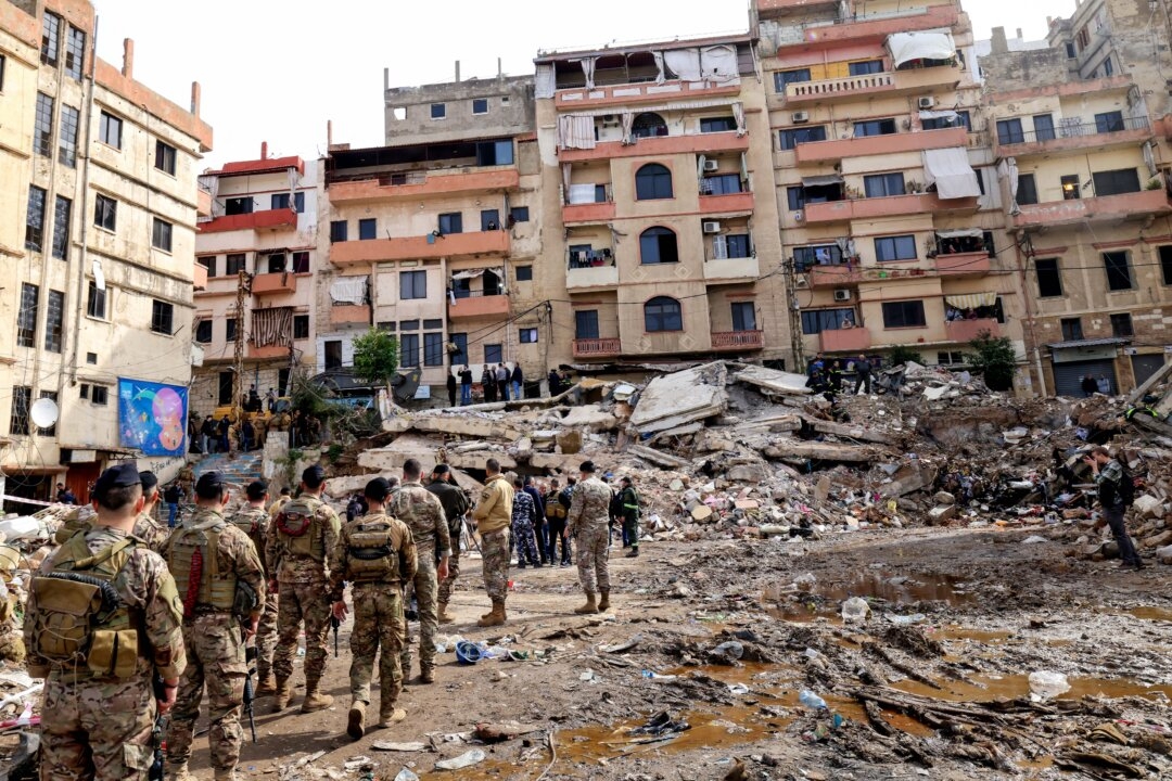 İsrail saldırıları nedeniyle Lübnan’da 700.000’den fazla kişi yerinden edildi, insani kriz büyüyor. Lübnan askerleri, Bab el-Tabbaneh mahallesinde çöken eski bir konut binasının bulunduğu alanı güvenlik altına alırken. 9 Şubat 2026, Trablus, Lübnan. (Fotoğraf: The Epoch Times aracılığıyla, Anwar AMRO, AFP - Getty Images)