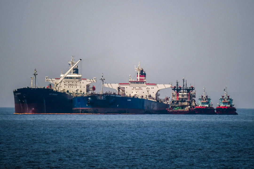 Liberiya bayraklı petrol tankeri *Ice Energy* (solda), 29 Mayıs 2022'de Yunanistan'ın Evia Adası açıklarında, Rusya bayraklı petrol tankeri *Lana*'dan (eski adı *Pegas*) ham petrol transferi yapıyor. Angelos Tzortzinis/AFP via Getty Images
