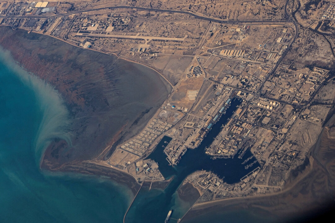 10 Aralık 2023 tarihinde Hürmüz Boğazı'ndaki İran kıyıları ve Bandar Abbas Limanı. (Fotoğraf: The Epoch Times aracılığıyla, STR, Reuters)