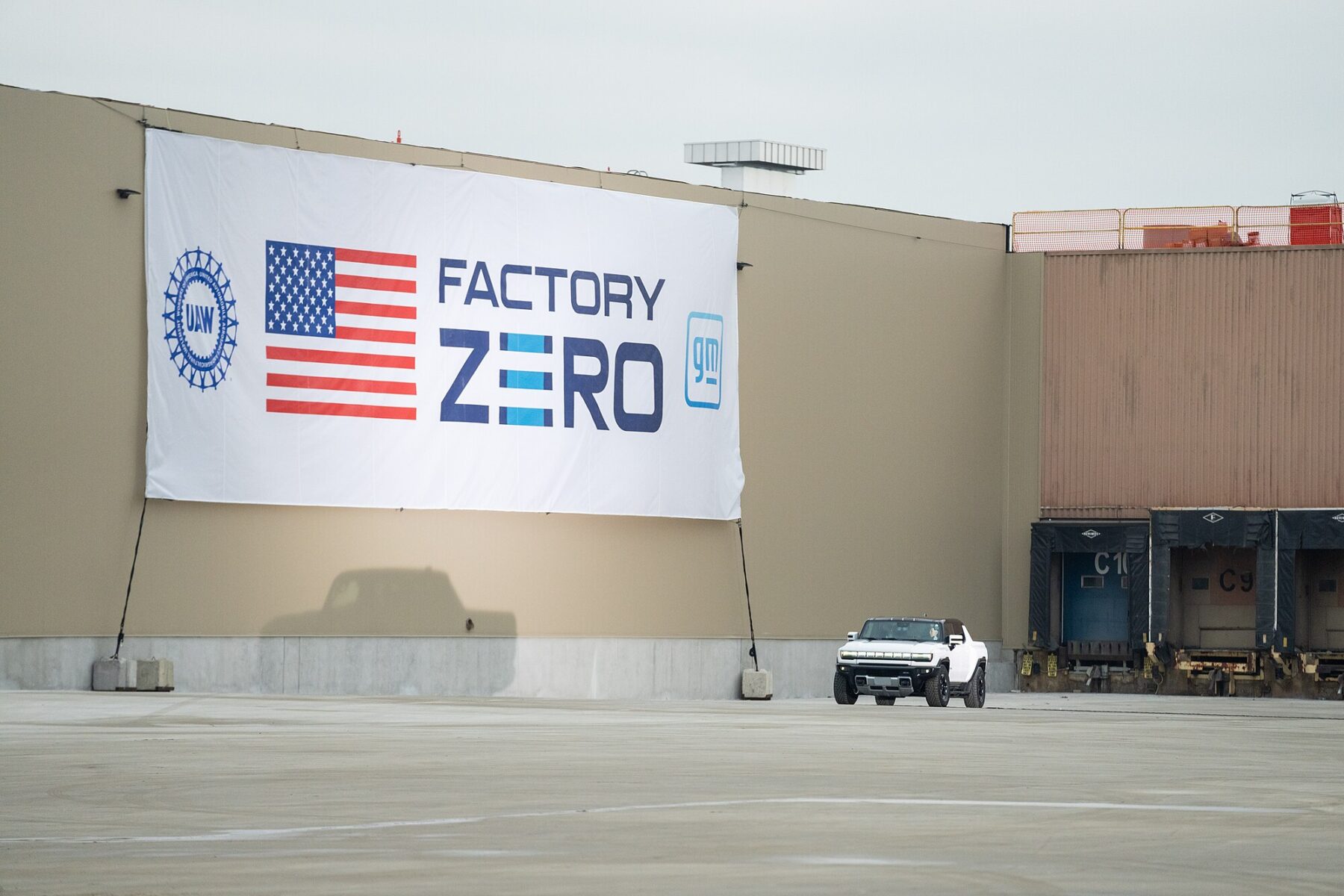 GM (General Motors), artan yakıt fiyatlarına rağmen talepte değişim görmediğini açıkladı. Şirket ayrıca, tüketici davranışının zamanla değişebileceğini de belirtti. ABD Başkanı Joe Biden, ZERO elektrikli araç üretim tesisi ziyareti sırasında Hummer EV’i test ederken. 17 Kasım 2021, General Motors Factory, Detroit. (Fotoğraf: Resmî Beyaz Saray fotoğrafı, Adam Schultz)