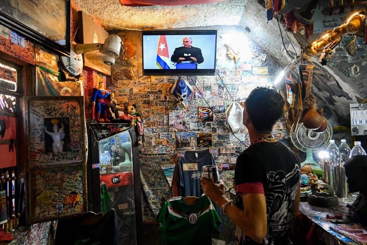 Bir adam, 05 Şubat 2026’da Havana’da Küba lideri Miguel Diaz-Canel’in ulusal televizyondaki konuşmasını izliyor. (Fotoğraf: Yamil Lage/AFP via Getty Images/Epoch Times aracıyla)