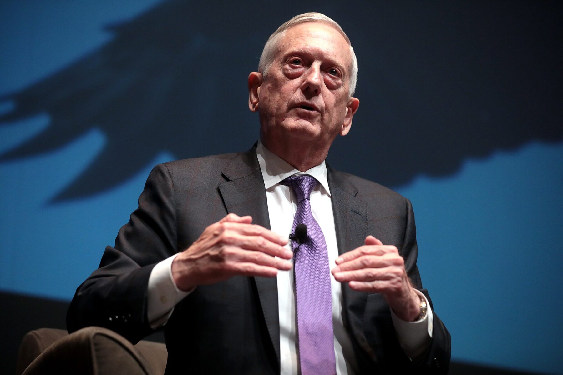 Eski ABD Savunma Bakanı James Mattis, Arizona Eyalet Üniversitesi’ne bağlı Barrett Onur Koleji tarafından düzenlenen 2020 John J. Rhodes Konferansı’nda konuşurken. (Fotoğraf: Wikimedia)