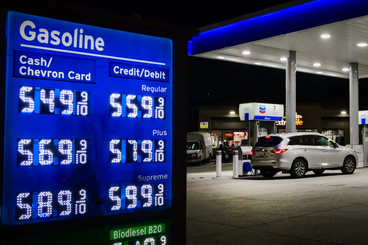 İran ile ABD arasındaki savaş sürerken bir Chevron istasyonu tabelasında yüksek benzin fiyatları görülüyor. (Fotoğraf: The Epoch Times aracıyla, Frederic J. Brown, AFP - Getty Images)