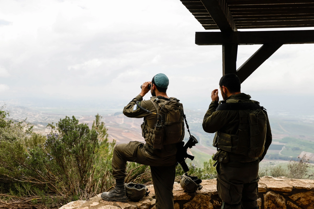 İsrail askerleri, 7 Mart 2026'da İsrail-Lübnan sınırında mevzi alıyor. (Fotoğraf: Jalaa Marey/AFP via Getty Images/Epoch Times aracıyla)