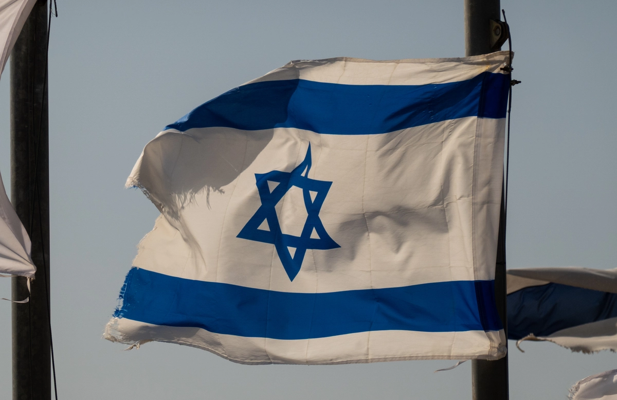 İsrail’in teröristlere yönelik yeni idam cezası düzenlemesi, uluslararası tepkilere yol açtı. İsrail bayrağı, 19 Kasım 2025'te İsrail'in Sderot şehrinde dalgalanıyor. (Fotoğraf: John Fredricks/The Epoch Times)