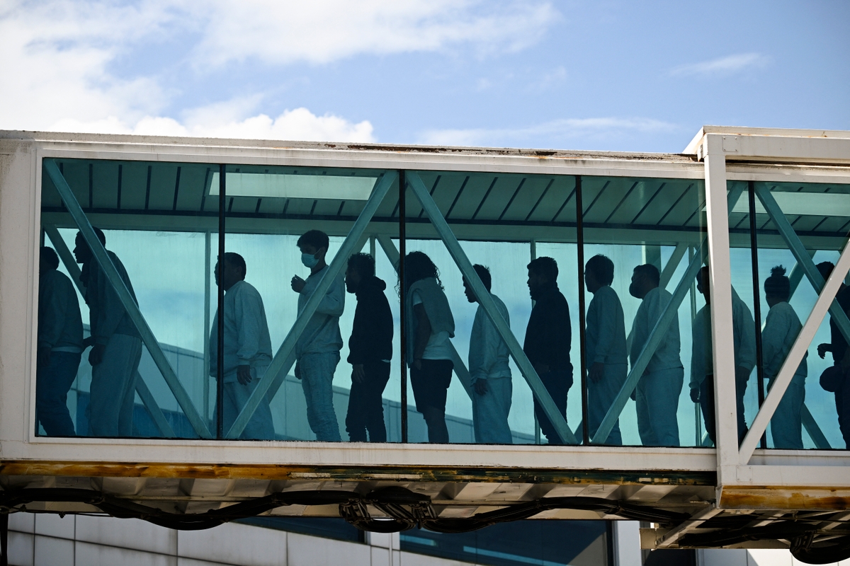 ABD’den sınır dışı edilen Venezuelalılar, Maiquetia kentindeki Simon Bolivar Uluslararası Havalimanı’na girerken. 16 Ocak 2026, Venezuela. (Fotoğraf: The Epoch Times aracılığıyla, Federico Parra, AFP - Getty Images)