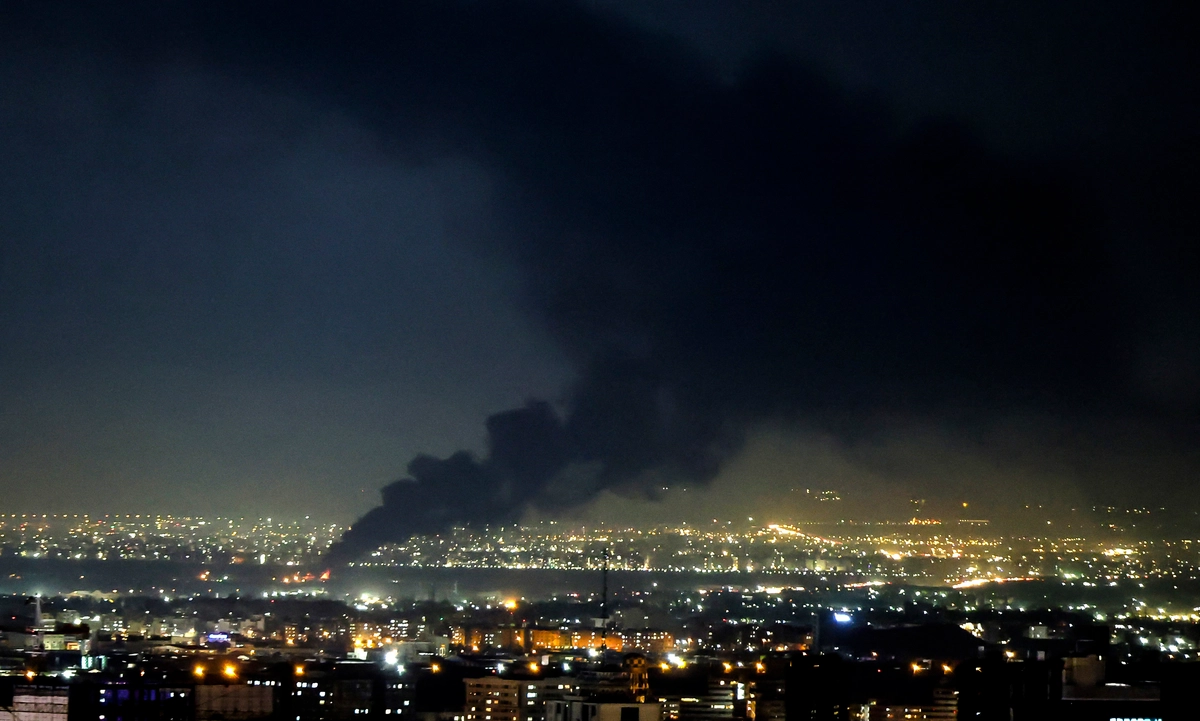 İran, iki hafta süresince ateşkes ilan etti ve Hürmüz Boğazı’ndan güvenli geçiş için düzenlemeler yapılacağını duyurdu. İran'ın başkenti Tahran'da ABD-İsrail saldırısının yapıldığı noktadan duman yükseliyor. 7 Nisan 2026. (Fotoğraf: The Epoch Times aracılığıyla, Atta Kenare, AFP - Getty Images)
