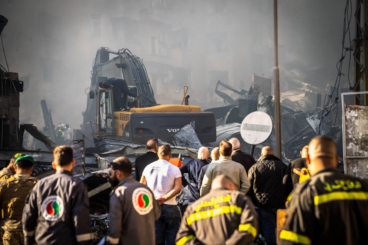 ABD Başkan Yardımcısı Vance, Lübnan'ın İran ile yapılan ateşkese dahil edilmediğini açıkladı. İsrail'in Hizbullah hedeflerine düzenlediği hava saldırısının ardından kurtarma ekipleri hasar gören bir binada çalışırken. 8 Nisan 2026, Barbour mahallesi, Beyrut, Lübnan. (Fotoğraf: The Epoch Times aracıyla, Nael Chahine, AFP - Getty Images)