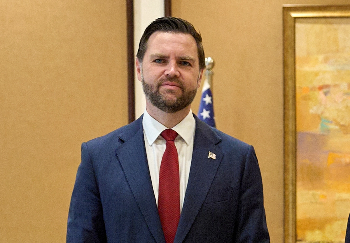 ABD Başkan Yardımcısı JD Vance, 11 Nisan 2026'da İslamabad'da gerçekleşen ABD-İran barış görüşmeleri öncesinde, Pakistan Başbakanı Şehbaz Şerif tarafından karşılandı. (Fotoğraf: Jacquelyn Martin/Pool/AFP/Getty Images)