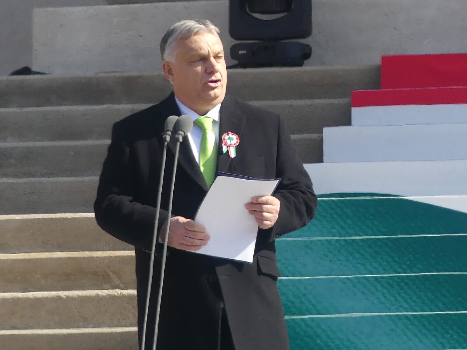 Péter Magyar, Orbán'a karşı zafer kazanarak Macaristan'da yeni bir dönemi başlattı. Viktor Orbán'ın 15 Mart 2024'te, Ulusal Müze Önünde Yaptığı Konuşma. (Fotoğraf: Wikimedia)