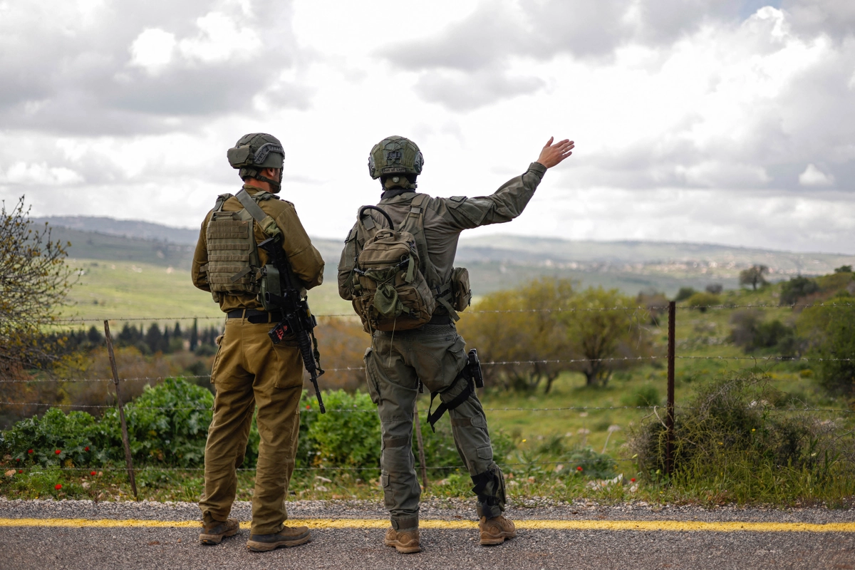 İsrailli askerler, 10 Nisan 2026'da İsrail-Lübnan sınırında devriye geziyor. (Fotoğraf: Jalaa Marey/AFP via Getty Images/ Epoch Times aracıyla)