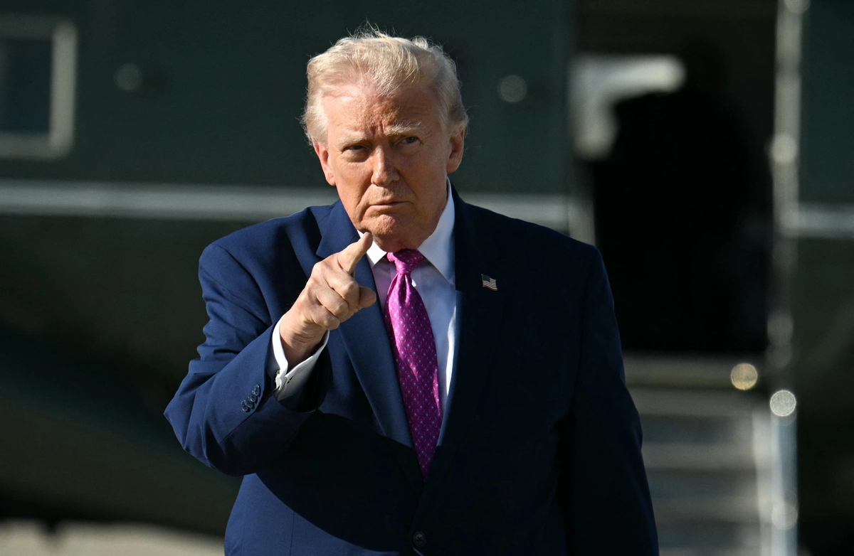 ABD Başkanı Donald Trump, 10 Nisan 2026’da Maryland’deki Joint Base Andrews üssünde Marine One’dan indikten sonra el hareketi yaptı. (Fotoğraf: Jim Watson / AFP / Getty Images)