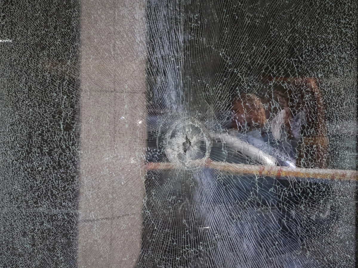 Kiev'de dün yaşanan silahlı saldırı olayında süpermarket vitrininde kurşun deliği oluştu. 19 Nisan 2026, Ukrayna. (Fotoğraf: Gleb Garanich, Reuters, The Epoch Times aracıyla)