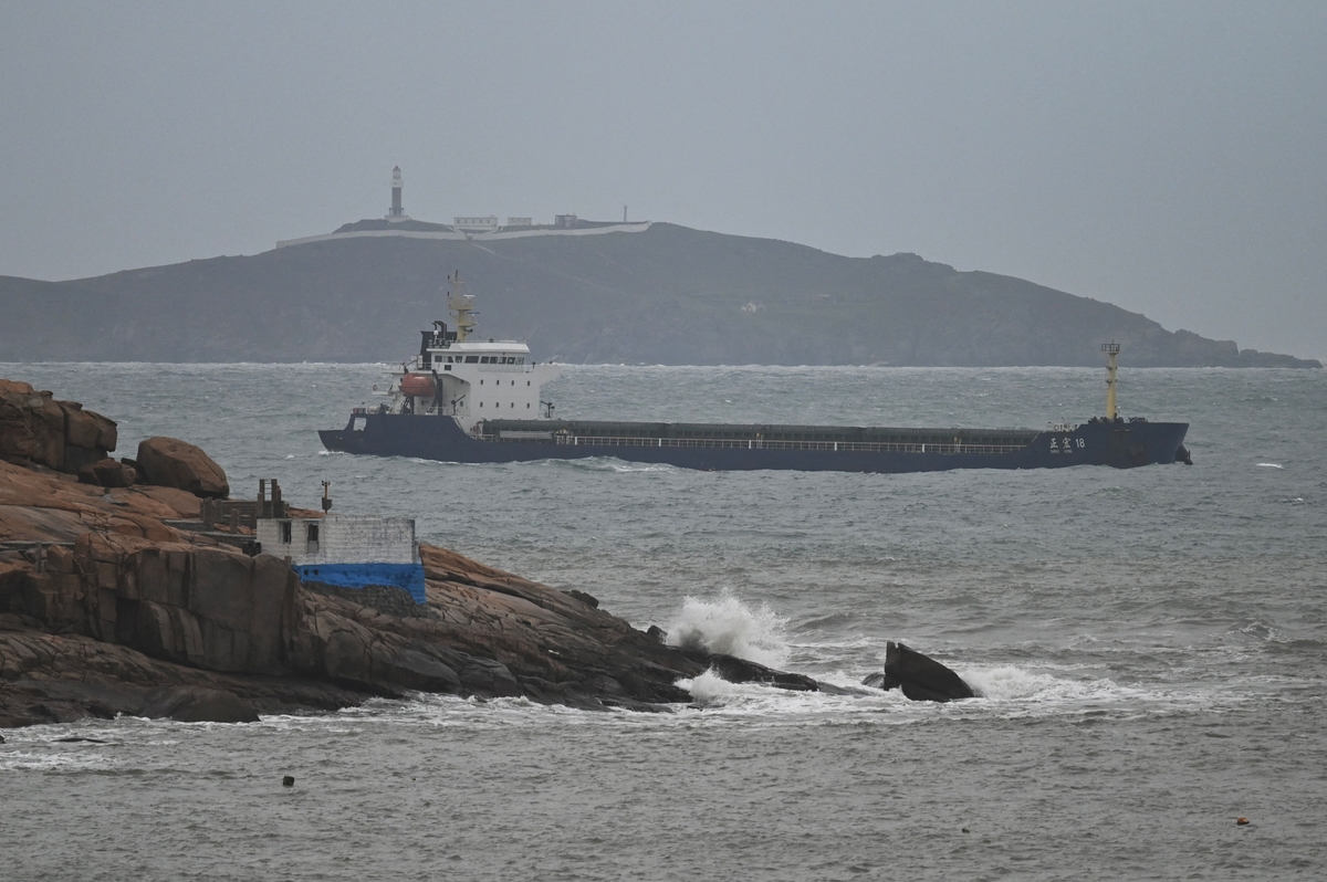 Japonya'nın Tayvan Boğazından savaş gemisi geçirmesi, bölgedeki güvenlik işbirliğini güçlendiriyor. Ayrıca Çin'e karşı güçlü bir duruş sergileyerek Washington-Tokyo-Taipei bağlarını pekiştiriyor. Bir gemi, 7 Nisan 2023 tarihinde Tayvan Boğazı'nda seyrederken. (Fotoğraf: Greg Baker, AFP - Getty Images, The Epoch Times aracıyla)