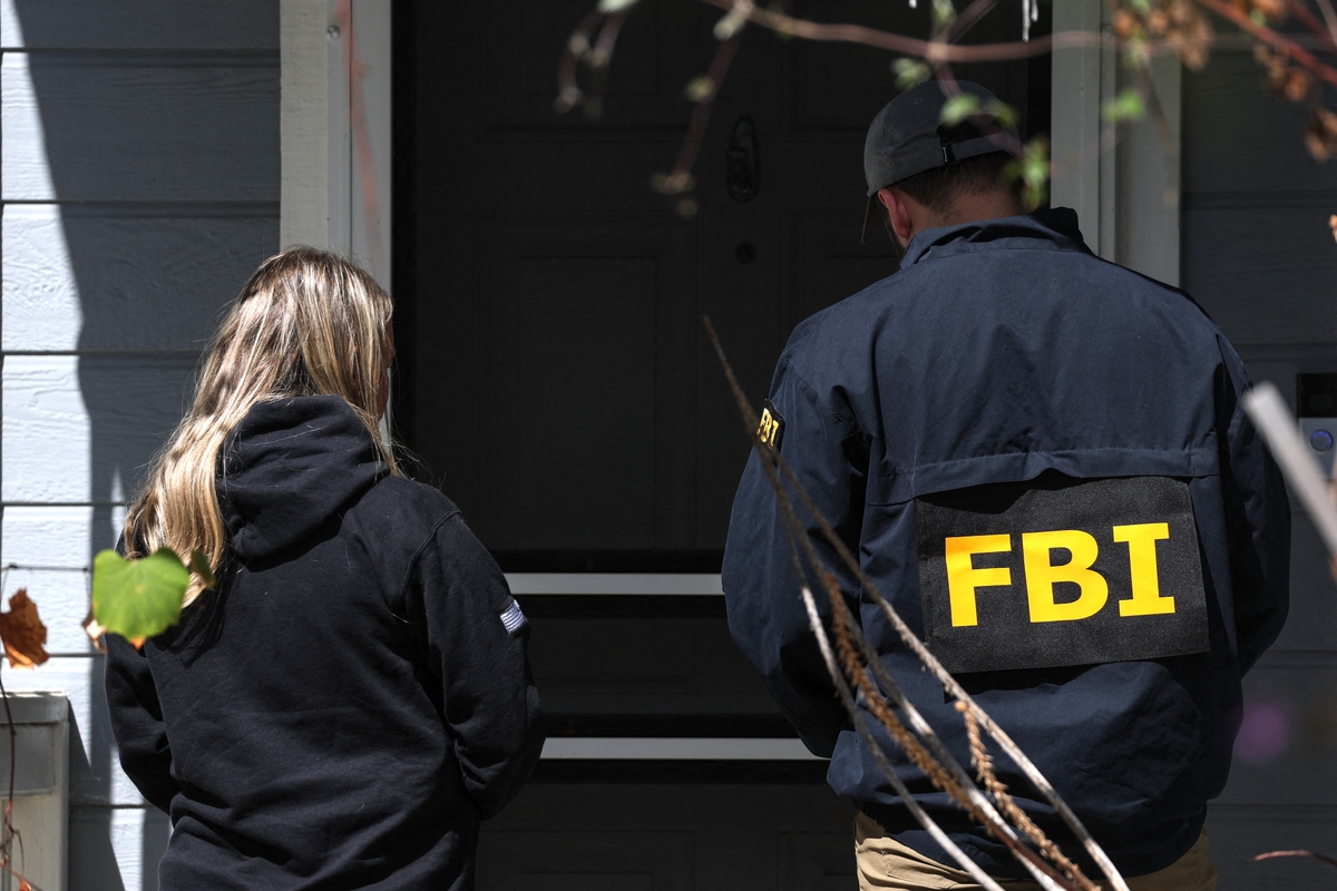 Trump, Beyaz Saray Muhabirleri Derneği yemeğindeki saldırganın, anti-Hristiyan görüşler içeren bir manifesto yazdığını belirtti. FBI üyeleri şüpheli saldırganın komşularının kapısını çalarken. 26 Nisan 2026, Torrance, California. (Fotoğraf: Patrick T. Fallon, AFP, The Epoch Times aracılığıyla)