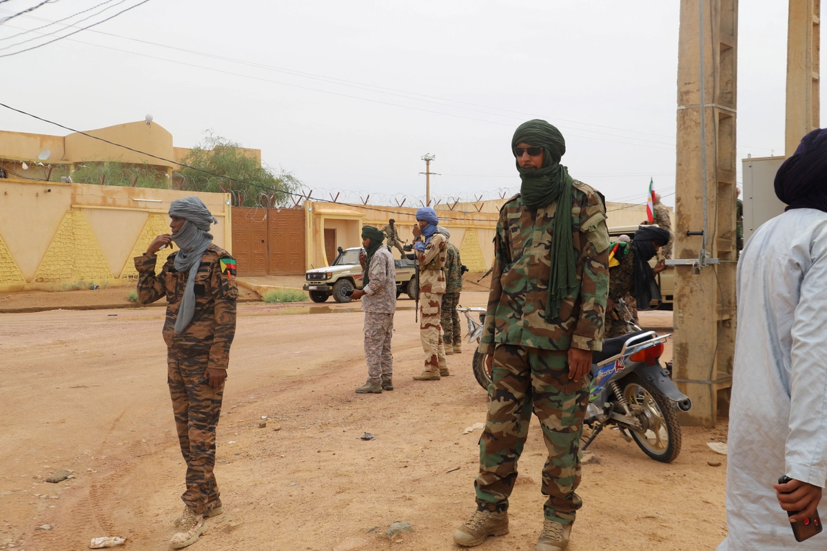 Azawad Kurtuluş Cephesi (FLA) militanları, 28 Ağustos 2022'de Mali'nin Kidal bölgesinde Hareketlerin Birleşme Kongresi sırasında devriye geziyor. (Fotoğraf: Souleymane Ag Anara/AFP/Getty Images)