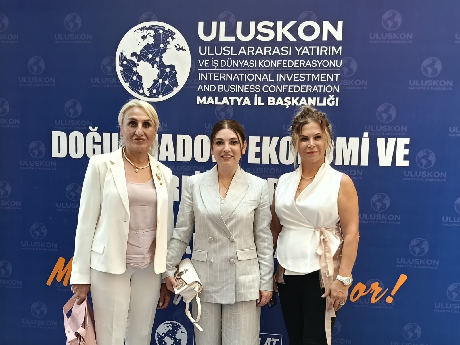 GİŞKAD üyesi Nurten Avunduk, GiŞKAD Başkanı Mürvet Beydağı ve GİŞKAD üyesi Ümit Tekbaş (Fotoğraf: G. Hakan Koçman, The Epoch Times Türkiye)