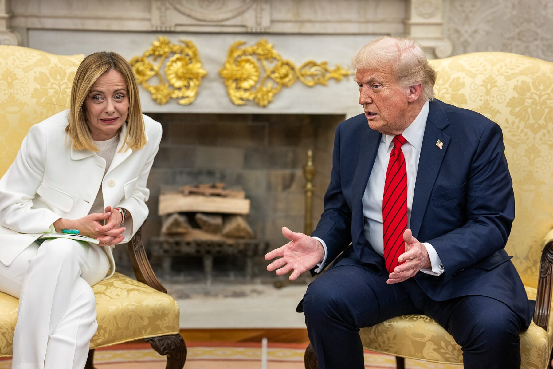 Trump İtalya ve İspanya’dan asker çekme planını değerlendiriyor. Donald Trump, Oval Ofis’te İtalya Başbakanı Giorgia Meloni ile ikili bir görüşme sırasında. 17 Nisan 2025. (Resmi Beyaz Saray Fotoğrafı: Daniel Torok)