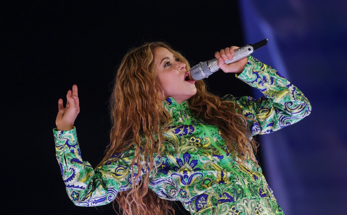 Shakira vergi suçlamalarından aklandı, mahkeme İspanya’ya 70 milyon dolar iade emri verdi. Shakira, Copacabana Plajı’nda açık hava konseri verirken. 2 Mayıs 2026, Rio de Janeiro, Brezilya. (Fotoğraf: Ricardo Moraes, Reuters, The Epoch Times aracılığıyla)