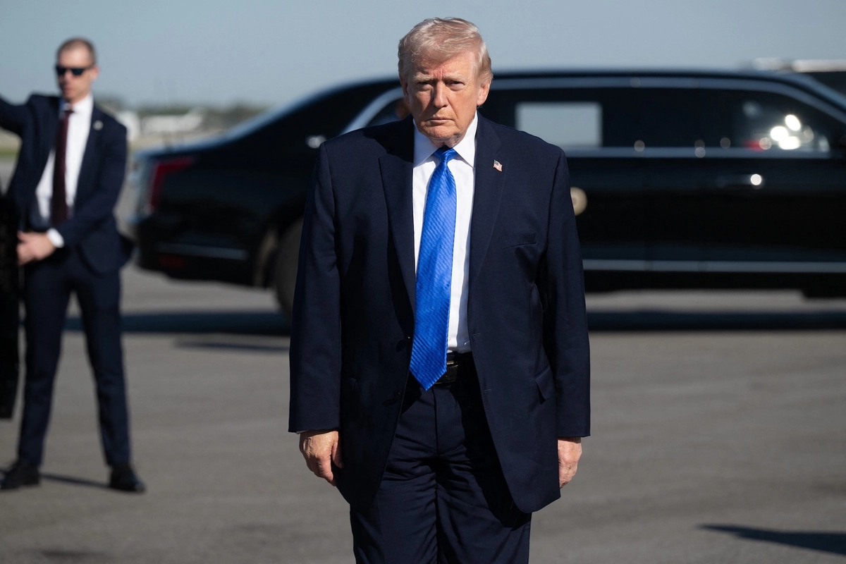 ABD Başkanı Trump, Raúl Castro’ya yönelik suçlamalara rağmen Küba ile gerilimi artırmayacaklarını açıkladı. 23 Mart 2026, Palm Beach Uluslararası Havalimanı, Florida. (Fotoğraf: Saul Loeb, AFP – Getty Images, The Epoch Times aracıyla)