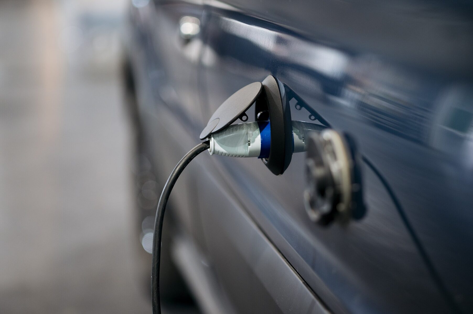 Elektrikli Araç satışları Avrupa’da hızlandı. Petrol fiyatlarındaki artış sonrası talep yükseldi, üreticiler büyüme açıkladı. Gündüz saatlerinde bir şarj istasyonunda, şarj kablosuna bağlı elektrikli otomobil. (Fotoğraf: Wikimedia)