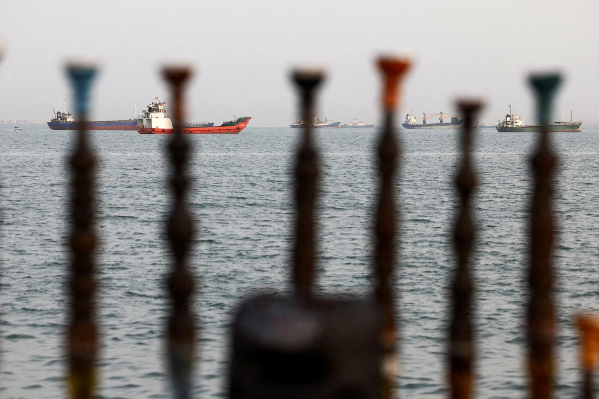 Trump, İran ile anlaşma tamamlanana kadar ABD ablukasının süreceğini açıkladı. 22 Mayıs 2026 tarihinde İran’ın Bandar Abbas kıyıları yakınında, Hürmüz Boğazında gemiler. (Fotoğraf: Majid Asgaripou, WANA - Reuters, The Epoch Times aracılığıyla)