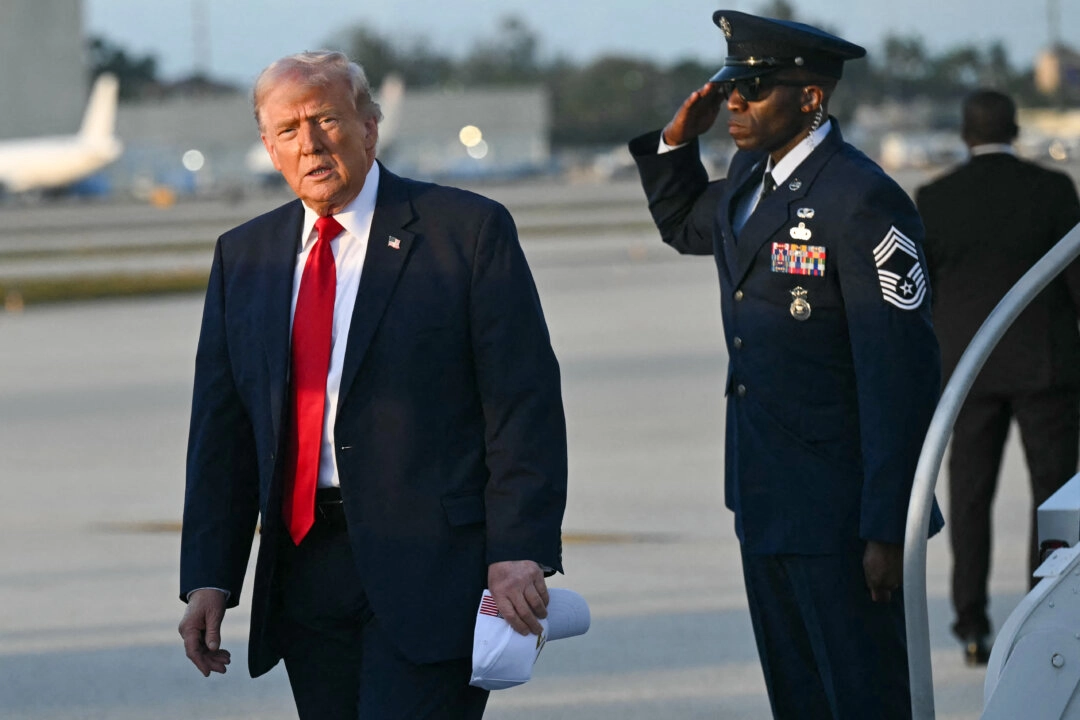 Trump, İran'la yürütülen müzakerelerde acele etmeyeceklerini açıkladı. ABD Başkanı Donald Trump, Air Force One uçağından inerken. 07 Mart 2026, Miami Uluslararası Havalimanı. (Fotoğraf: Saul Loeb, AFP - Getty Images, The Epoch Times aracılığıyla)