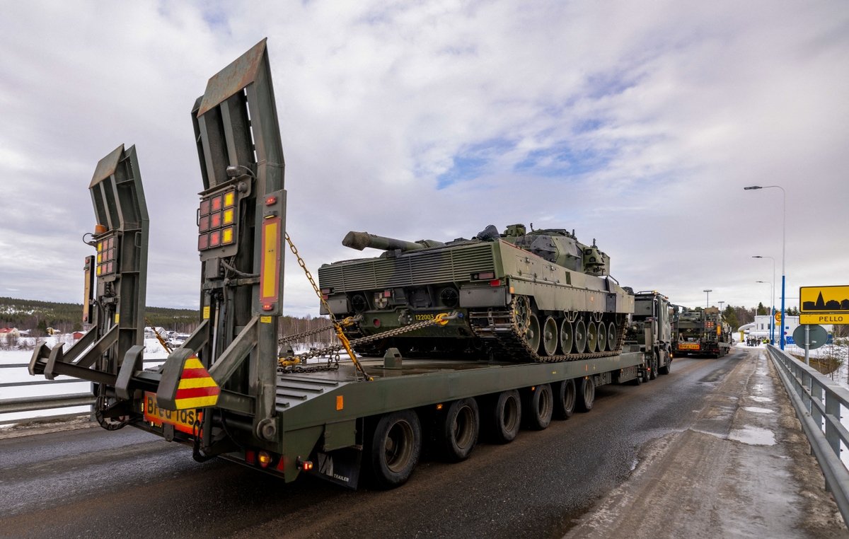 İsveç’e ait Leopard ana muharebe tankları, 10 Mart 2026 tarihinde Finlandiya'nın Pello kentinde düzenlenen Cold Response 26 Arktik askeri tatbikatına katılmak üzere Finlandiya-İsveç sınırından taşınıyor. (Fotoğraf: Jarno Vuorinen / AFP / Getty Images/epoch times aracıyla)