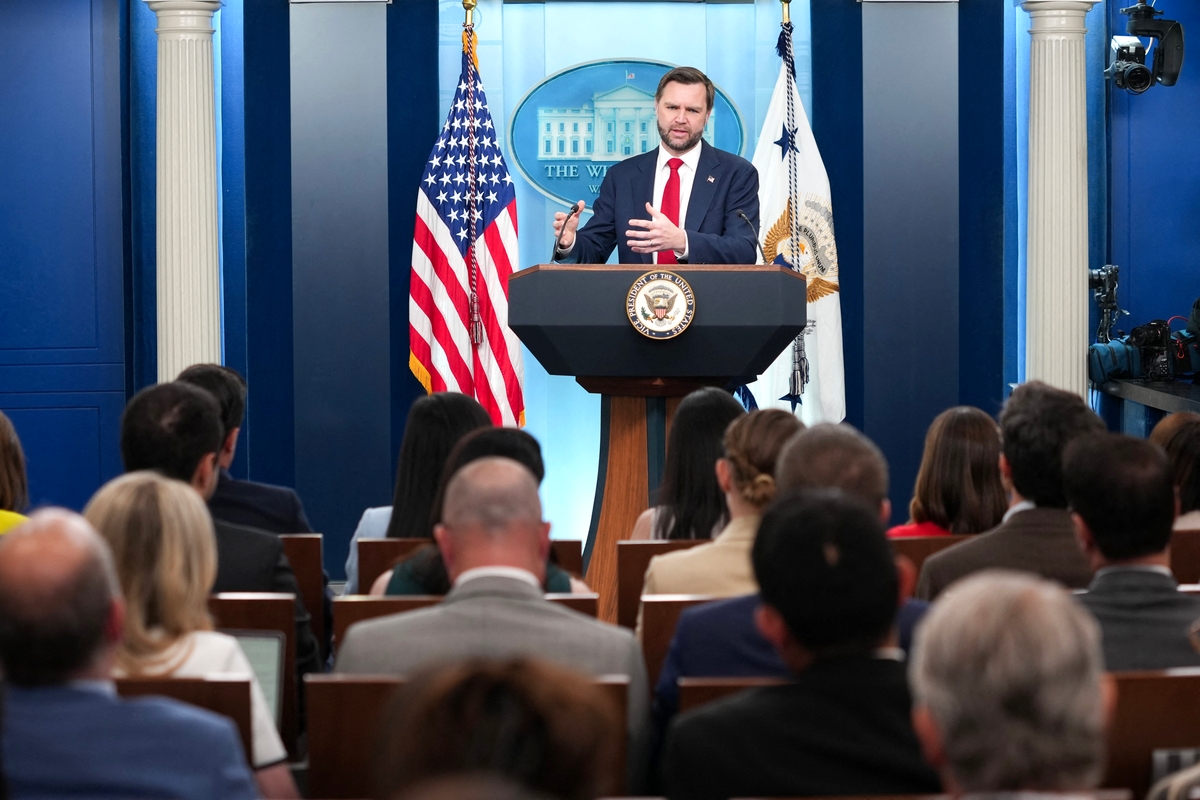 Beyaz Saray, ABD Başkan Yardımcısı JD Vance’in İsviçre’de İran ile yapması planlanan görüşmeleri erteledi. JD Vance, 18 Haziran 2026 tarihinde Beyaz Saray'daki Brady Basın Brifing Salonu'nda düzenlenen basın toplantısında konuşuyor. (Ken Cedeno/AFP/Getty Images)