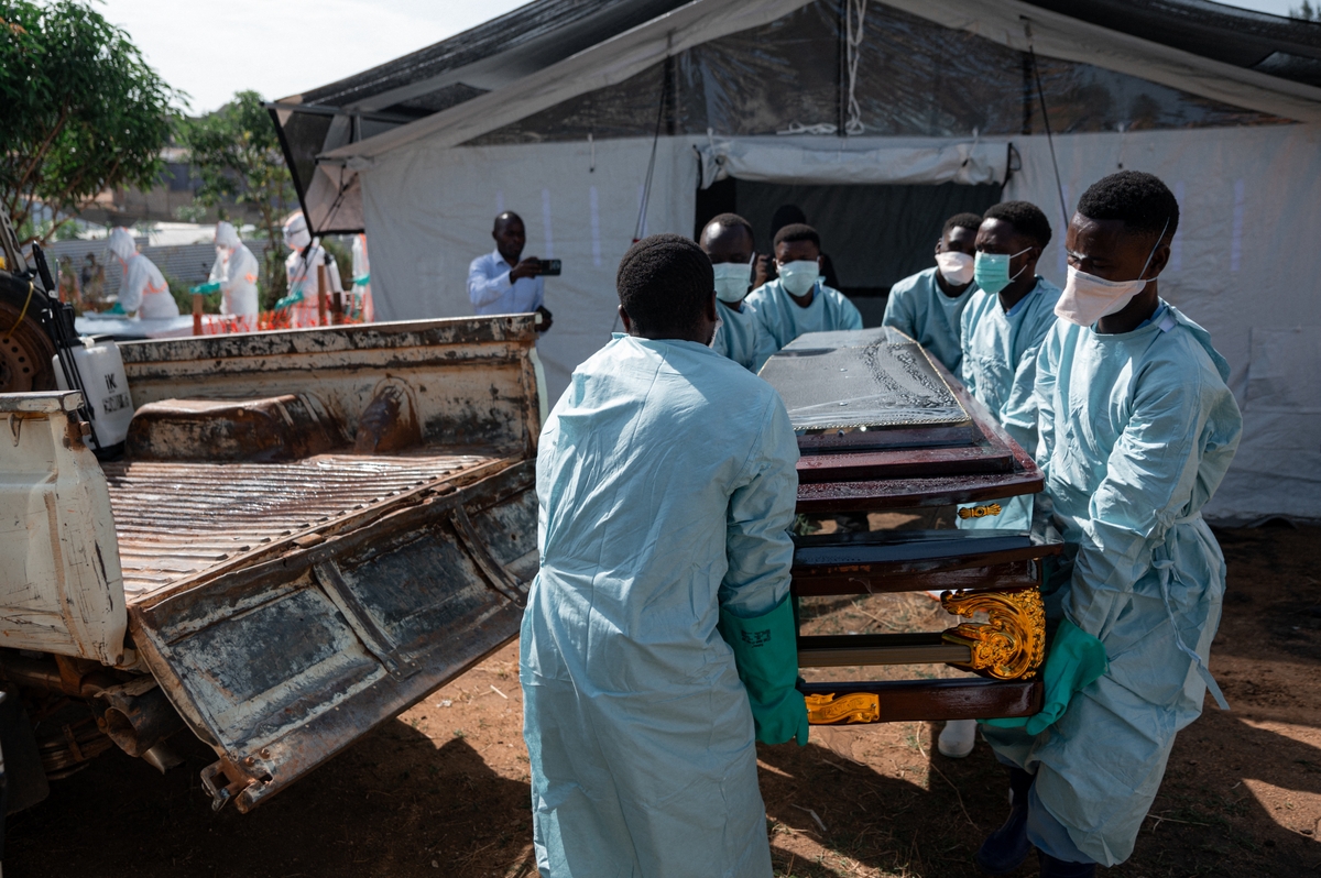 Kongo’da Ebola salgınında ölü sayısı 232’ye yükseldi. Yetkililer temaslı takibi, vaka tespiti ve uluslararası destek çalışmalarının sürdüğünü açıkladı. Kongo’nun Bunia kentinde, 13 Haziran 2026’da Ebola nedeniyle hayatını kaybeden bir erkeğin tabutunu Kızılhaç gönüllüleri taşıyor. (Fotoğraf: Jospin Mwisha/AFP via Getty Images)