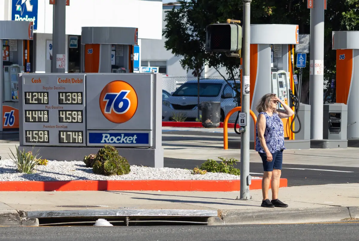Petrol fiyatları, Hürmüz Boğazı’nda trafiğin normale dönmesi sonrası düşüş eğilimi gösteriyor. 10 Temmuz 2025’te, Garden Grove, Kaliforniya’da benzin fiyatları yükselmeye devam ederken. (Fotoğraf: John Fredricks, The Epoch Times)