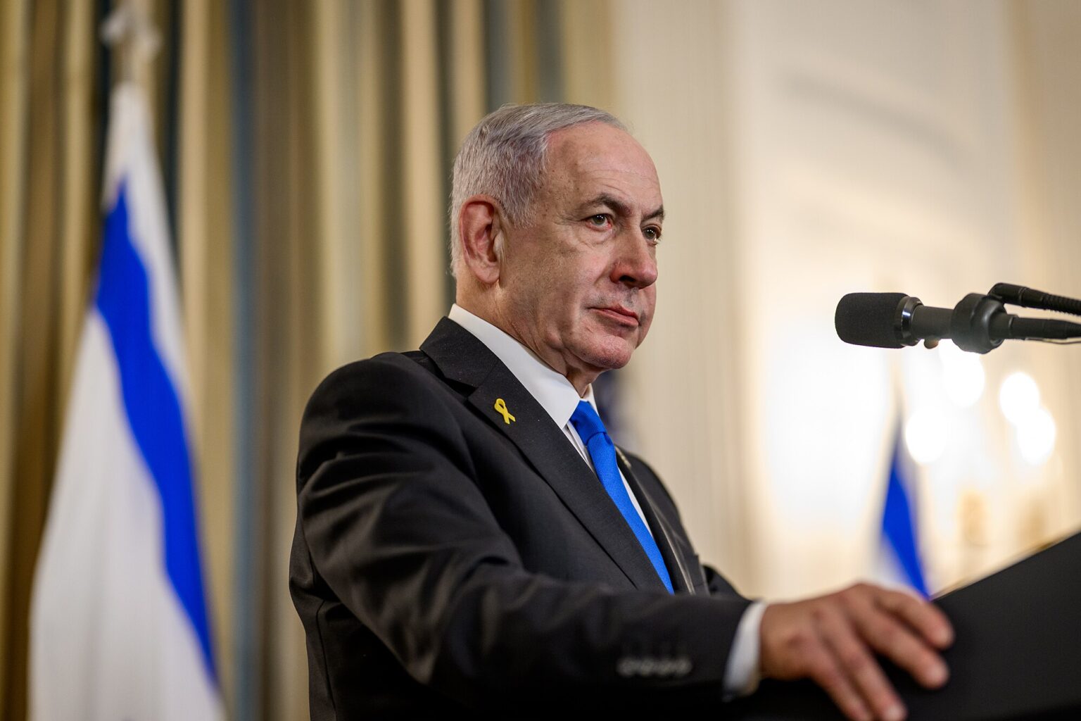 Binyamin Netanyahu, 7 Aralık 2025’te yaptığı açıklamada, İsrail ile Hamas arasındaki ateşkesin birinci aşamasının yakında tamamlanacağını söyledi. Açıklama, ABD Başkanı Donald Trump ile düzenlenen ortak basın toplantısında yapıldı. (Fotoğraf: Daniel Torok, Beyaz Saray)