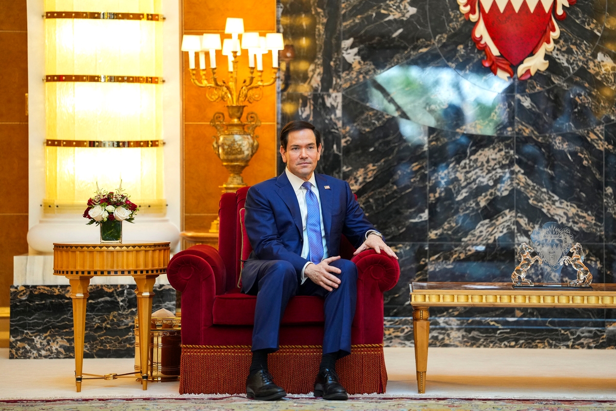 Dışişleri Bakanı Marco Rubio, Orta Doğu ziyareti kapsamında, ABD ile İran arasında yapılan geçici anlaşmayı Arap Körfez müttefikleriyle görüşmek ve Körfez İşbirliği Konseyi (GCC) üyesi ülkelerin toplantısına katılmak üzere bulunduğu Bahreyn'de, 25 Haziran 2026 tarihinde Zallaq yakınlarındaki Al-Sakhir Sarayı'nda Bahreyn Kralı ile bir araya geldi.
(Fotoğraf: Eric Lee / Pool / AFP / Getty Images)